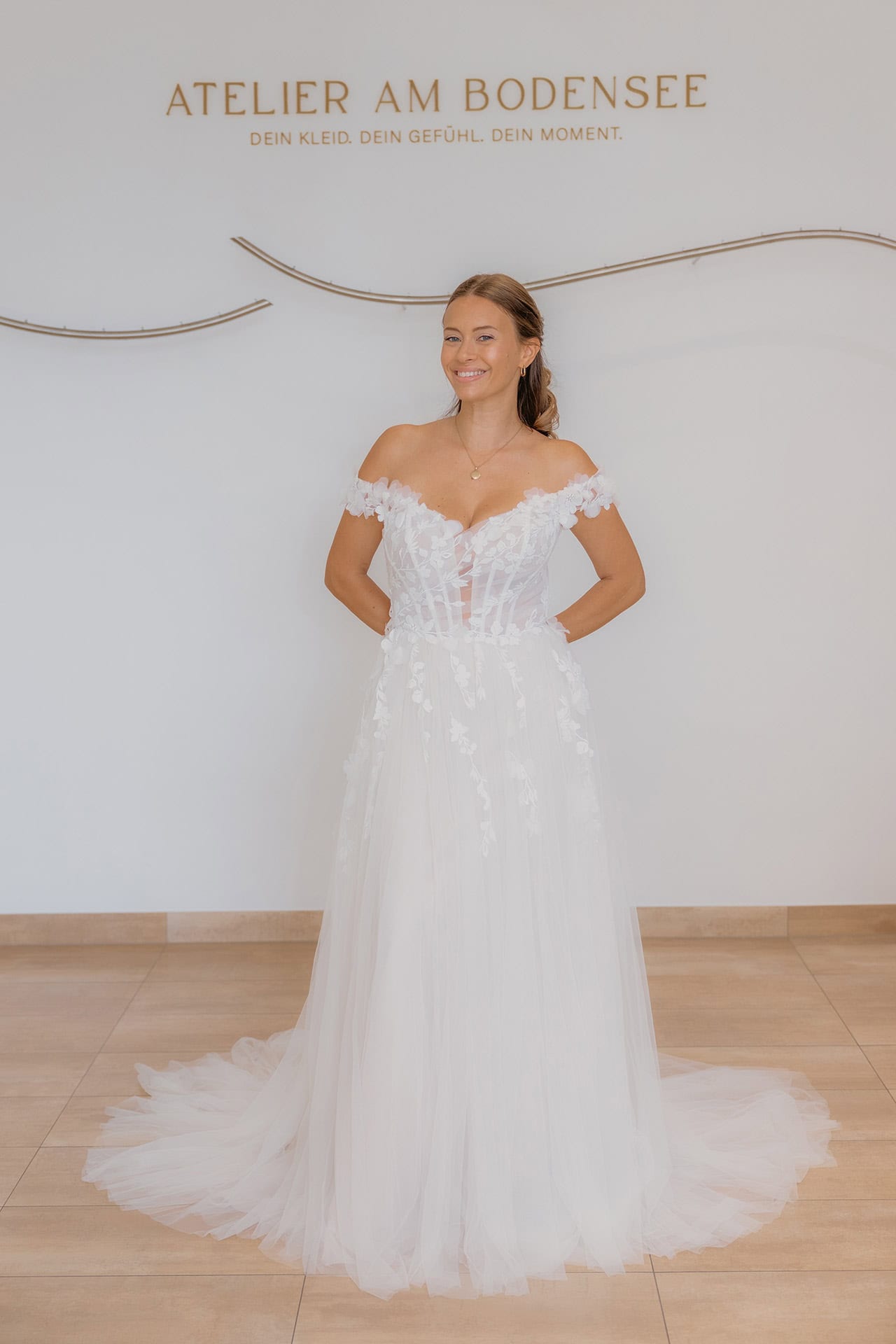 glueckliche-Braut-im-brautkleid-mit-carmen-ärmeln