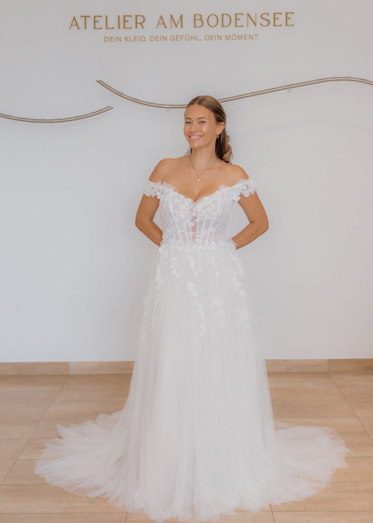 glueckliche-Braut-im-brautkleid-mit-carmen-ärmeln1